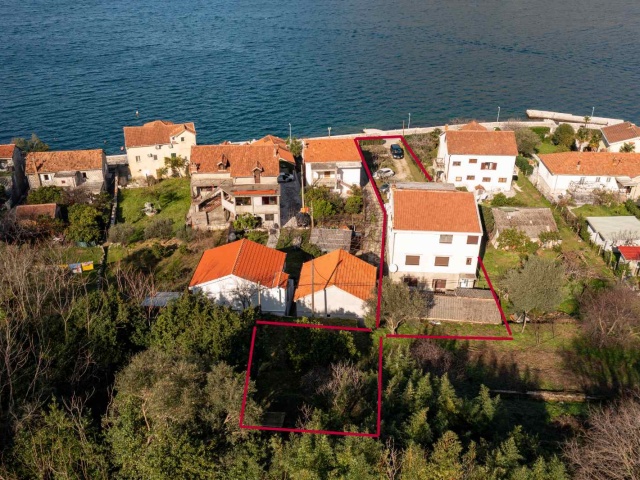 House and two plots in the Bay of Kotor