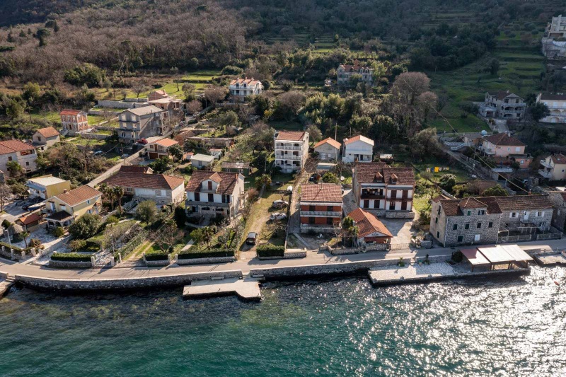 Haus und zwei Grundstücke in der Bucht von Kotor