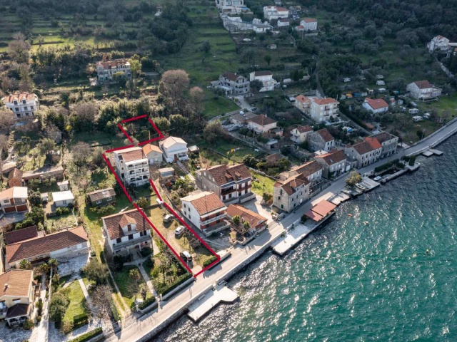 Haus und zwei Grundstücke in der Bucht von Kotor