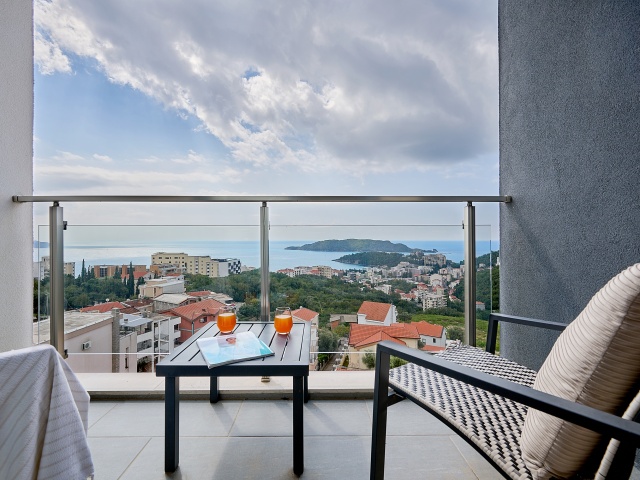 Luxurious apartment with sea views in a complex with a swimming pool