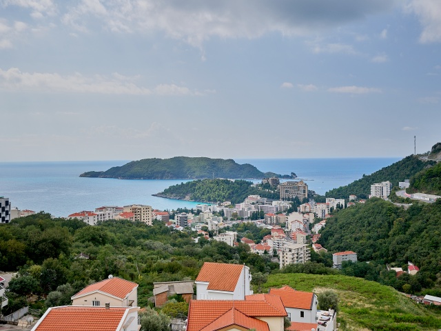 Luxurious apartment with sea views in a complex with a swimming pool