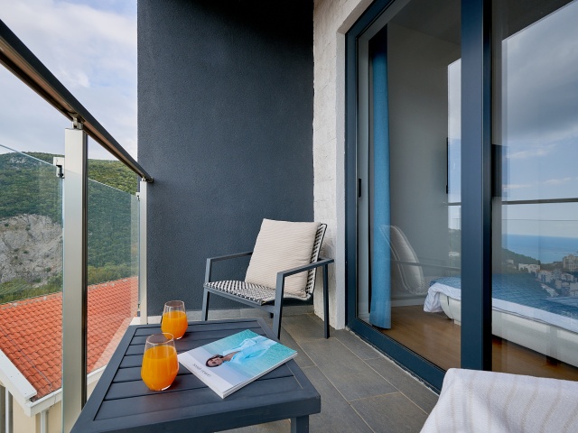 Luxuriöses Apartment mit Meerblick in einer Anlage mit Swimmingpool