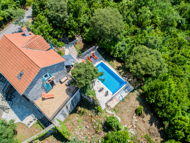 Fantastic villa with pool and sea view