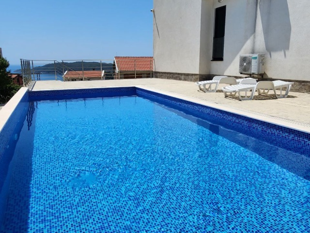 Luxuriöses Apartment mit Meerblick in einer Anlage mit Swimmingpool