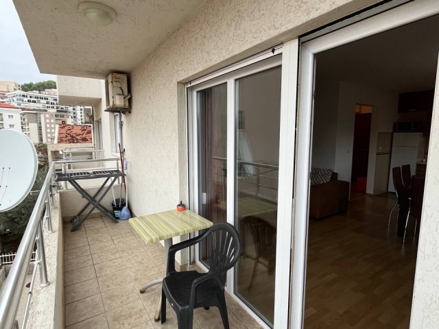 Geräumiges Apartment mit zwei Schlafzimmern in Budva, Becici