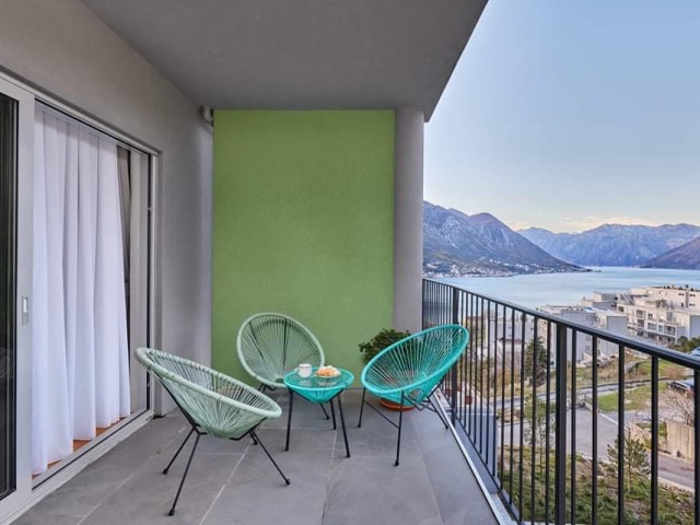 Schön eingerichtetes Apartment mit Blick auf die Bucht von Kotor