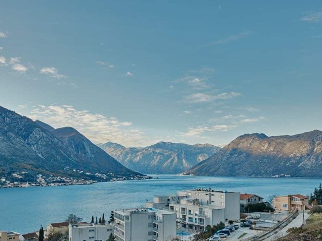 Schön eingerichtetes Apartment mit Blick auf die Bucht von Kotor