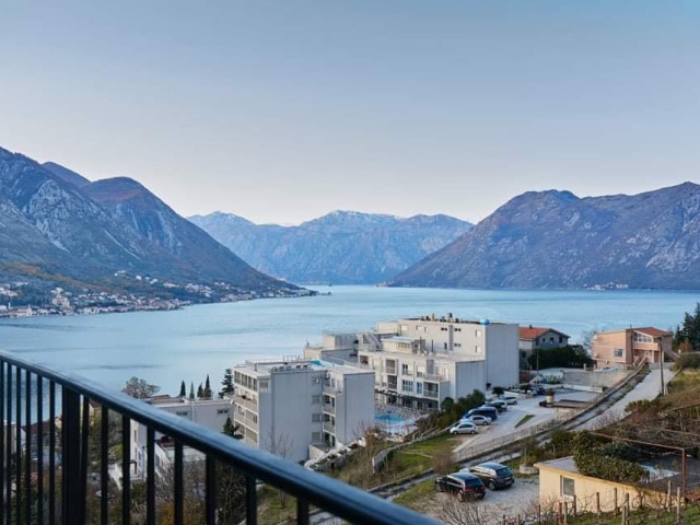 Schön eingerichtetes Apartment mit Blick auf die Bucht von Kotor