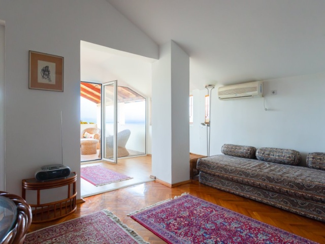 Geräumiges Apartment mit Meerblick in Petrovac