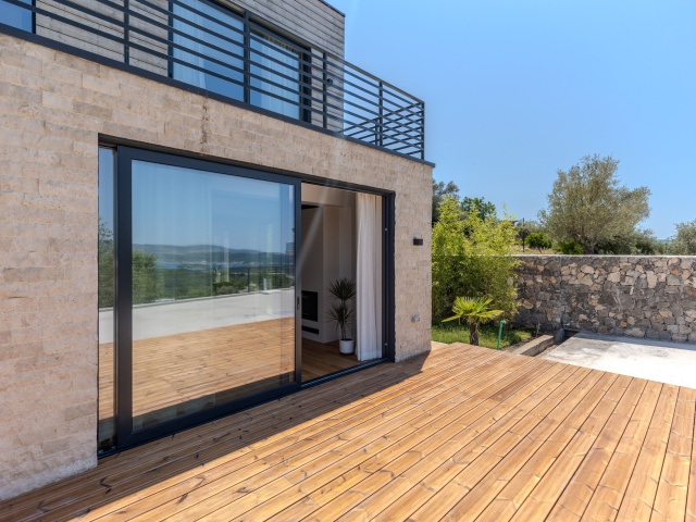Townhouse with panoramic sea view near Tivat