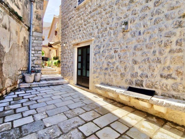 Two stone houses with a restaurant on the first line of the sea