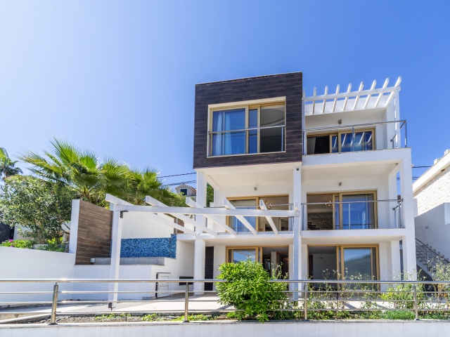 Vila na samoj obali mora