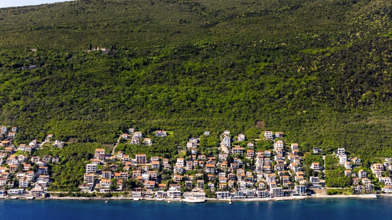 Luksuzna trospratna vila na samoj obali mora