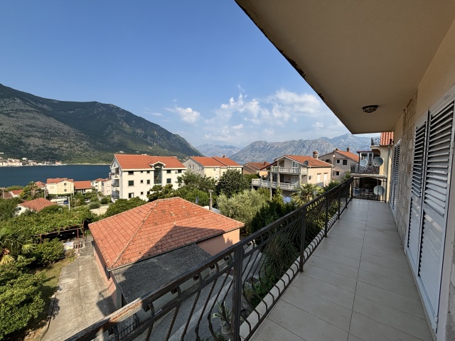 House with a swimming pool in Kotor, Dobrota