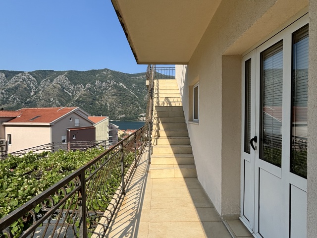 House with a swimming pool in Kotor, Dobrota