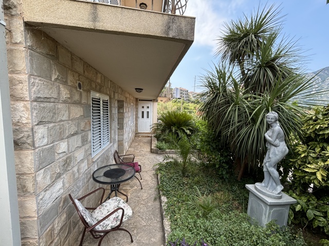 House with a swimming pool in Kotor, Dobrota