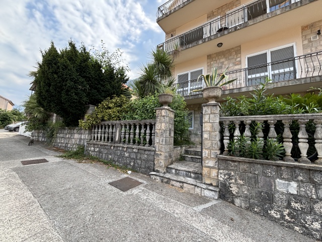 House with a swimming pool in Kotor, Dobrota