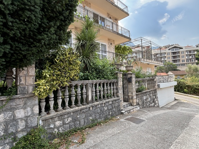 House with a swimming pool in Kotor, Dobrota
