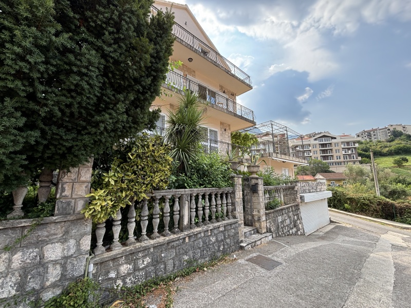 House with a swimming pool in Kotor, Dobrota
