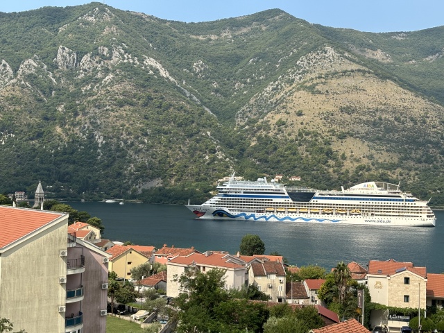 House with a swimming pool in Kotor, Dobrota