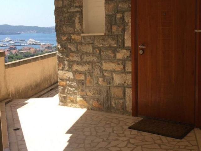 Apartment with a large terrace, sea view in Tivat