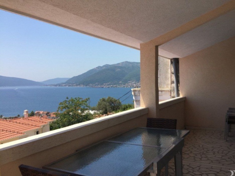 Apartment with a large terrace, sea view in Tivat