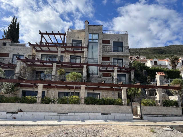 Luksuzna trospratna vila na samoj obali mora