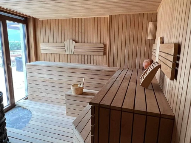 Luksuzna trospratna vila na samoj obali mora