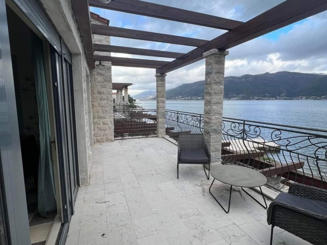 Luksuzna trospratna vila na samoj obali mora