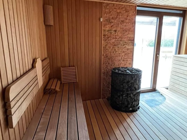 Luksuzna trospratna vila na samoj obali mora