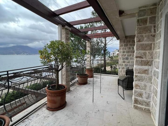Luksuzna trospratna vila na samoj obali mora