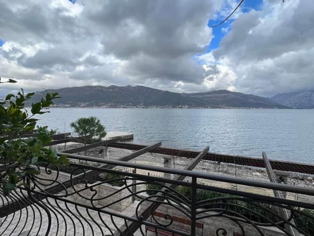 Luksuzna trospratna vila na samoj obali mora