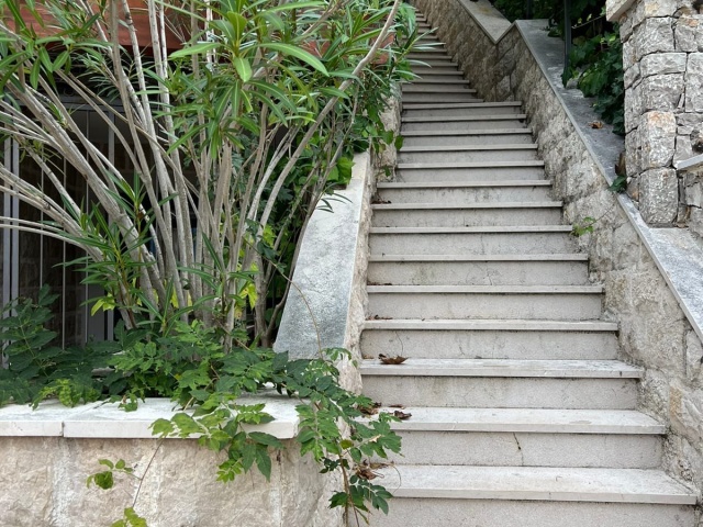 Luksuzna trospratna vila na samoj obali mora