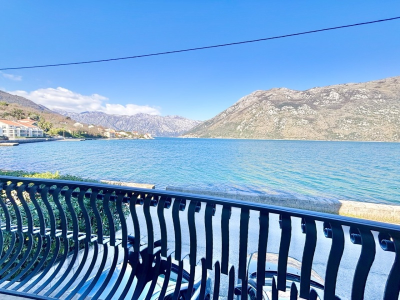 Apartment on the first line to the sea in Kotor, Stoliv