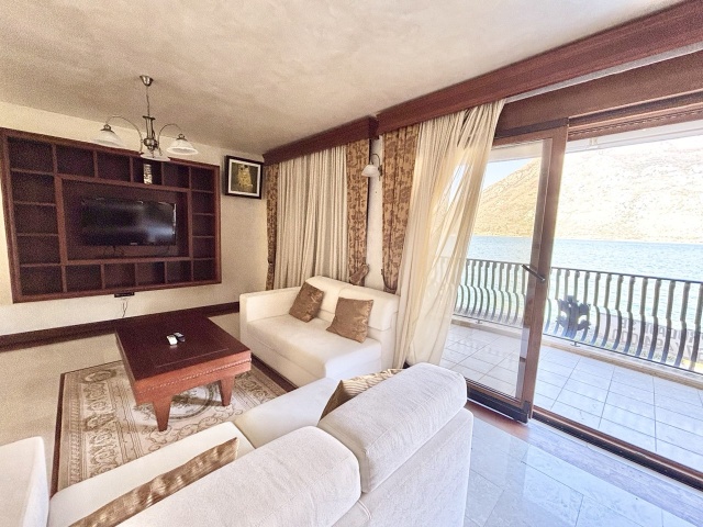 Apartment on the first line to the sea in Kotor, Stoliv