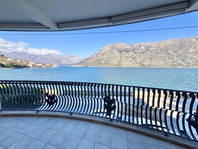Apartment on the first line to the sea in Kotor, Stoliv