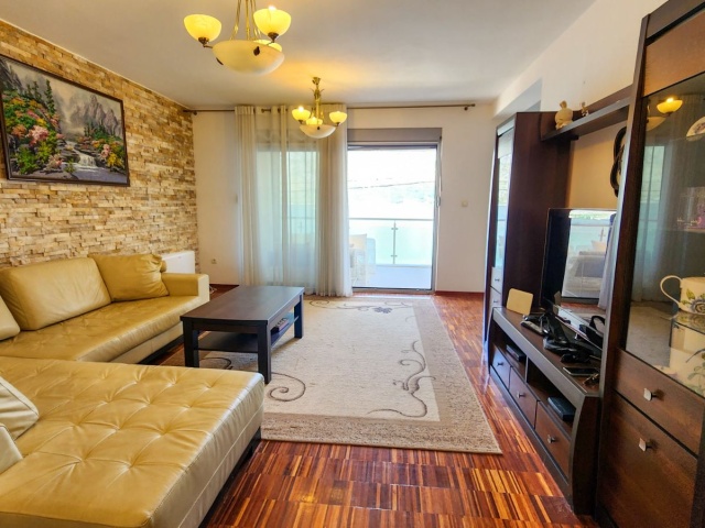 Spacious apartment on the first line to the sea in Kotor, Stoliv
