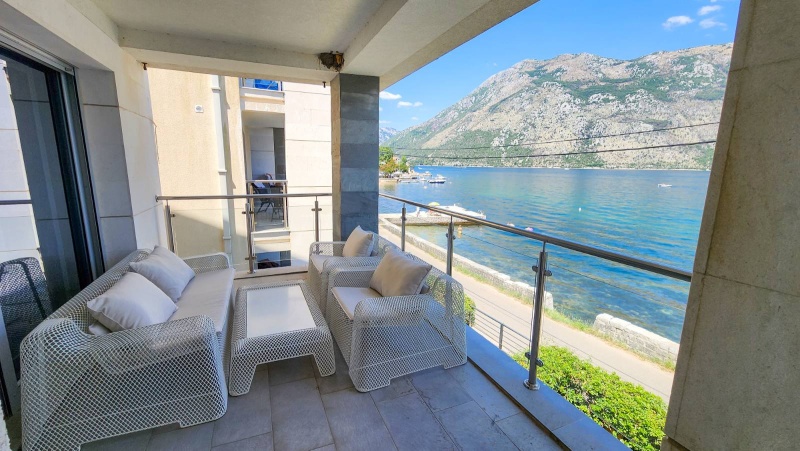 Spacious apartment on the first line to the sea in Kotor, Stoliv