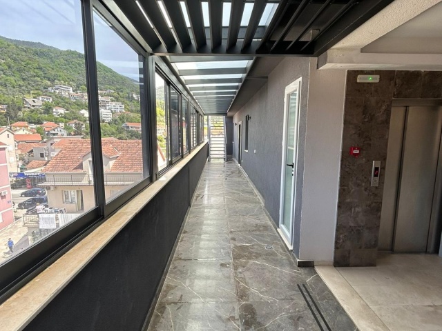 Penthouse u Tivtu sa privatnom krovnom terasom