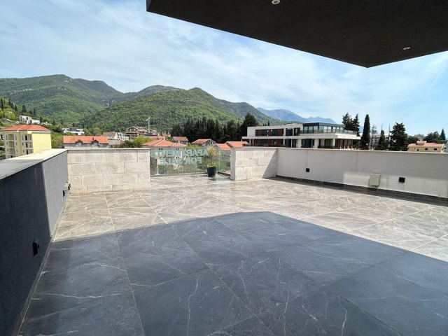 Penthouse u Tivtu sa privatnom krovnom terasom