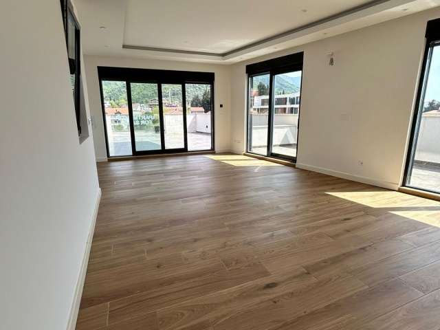 Penthouse u Tivtu sa privatnom krovnom terasom
