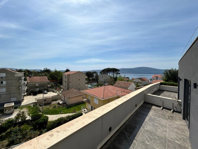 Penthouse u Tivtu sa privatnom krovnom terasom