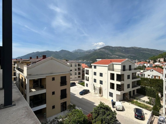 Penthouse u Tivtu sa privatnom krovnom terasom