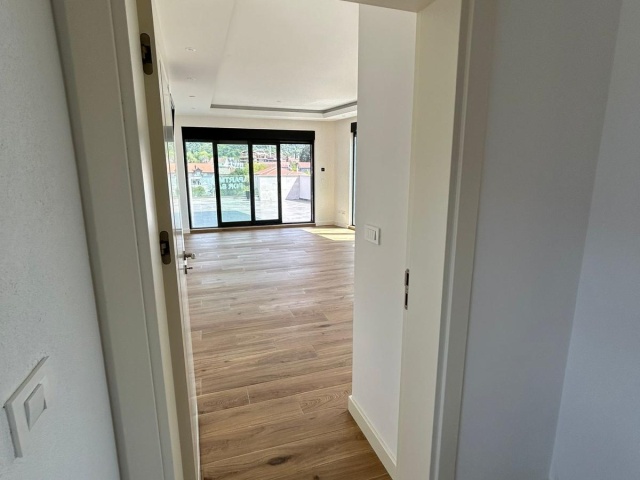 Penthouse u Tivtu sa privatnom krovnom terasom