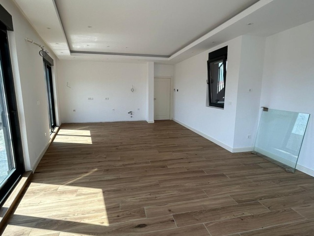 Penthouse u Tivtu sa privatnom krovnom terasom