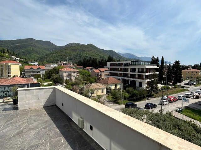 Penthouse u Tivtu sa privatnom krovnom terasom