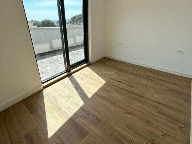 Penthouse u Tivtu sa privatnom krovnom terasom