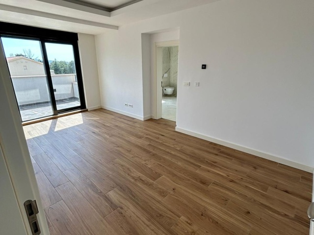 Penthouse u Tivtu sa privatnom krovnom terasom