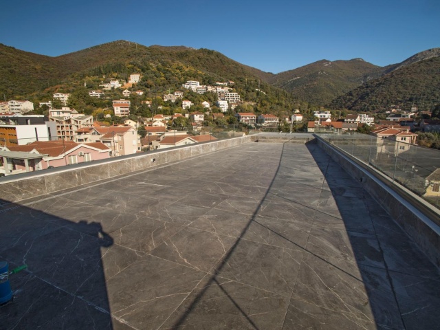 Penthouse u Tivtu sa privatnom krovnom terasom