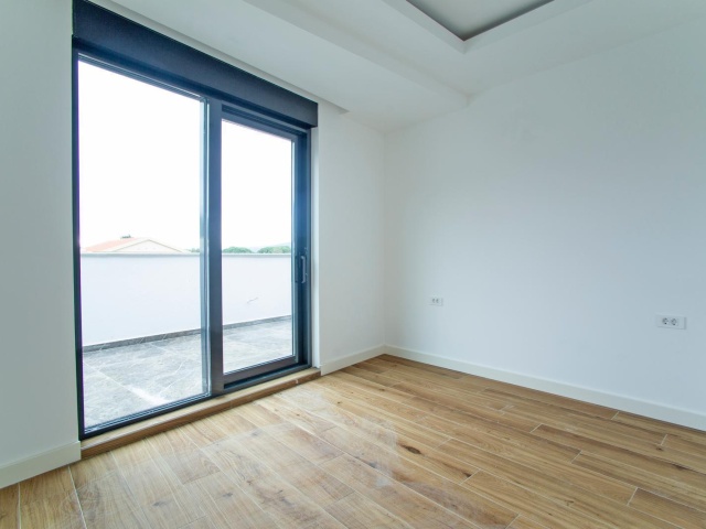 Penthouse u Tivtu sa privatnom krovnom terasom